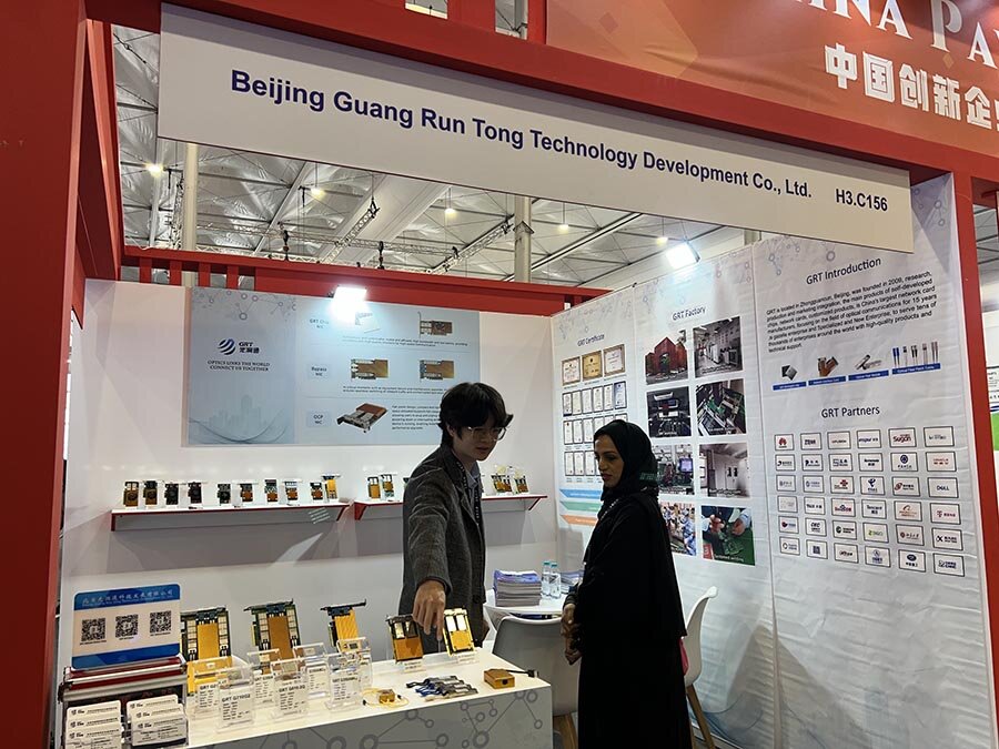 外貿(mào)經(jīng)理在給參會嘉賓講解光潤通國產(chǎn)網(wǎng)卡 外貿(mào)經(jīng)理在給參會嘉賓講解光潤通國產(chǎn)網(wǎng)卡