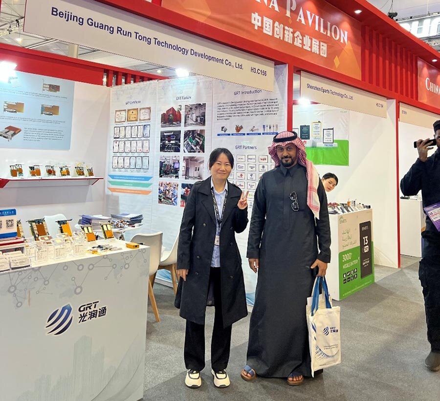 外貿(mào)經(jīng)理與參會嘉賓合照 外貿(mào)經(jīng)理與參會嘉賓合照