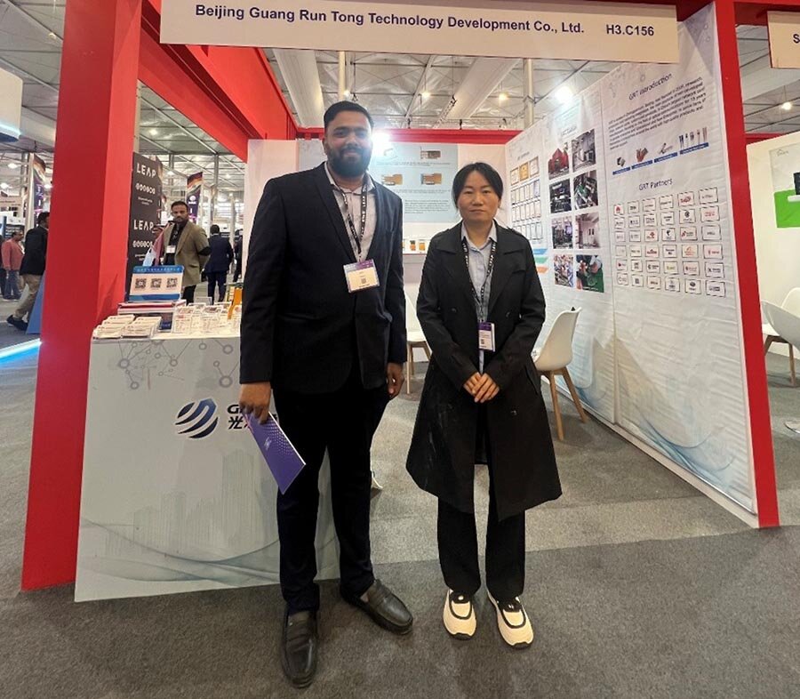 外貿(mào)經(jīng)理與參會嘉賓合照 外貿(mào)經(jīng)理與參會嘉賓合照