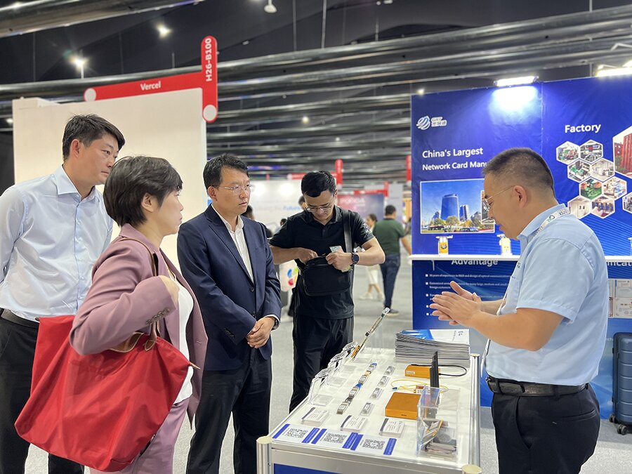 通州區副區長林正航一行在光潤通科技GITEX展位前聽取介紹 通州區副區長林正航一行在光潤通科技GITEX展位前聽取介紹